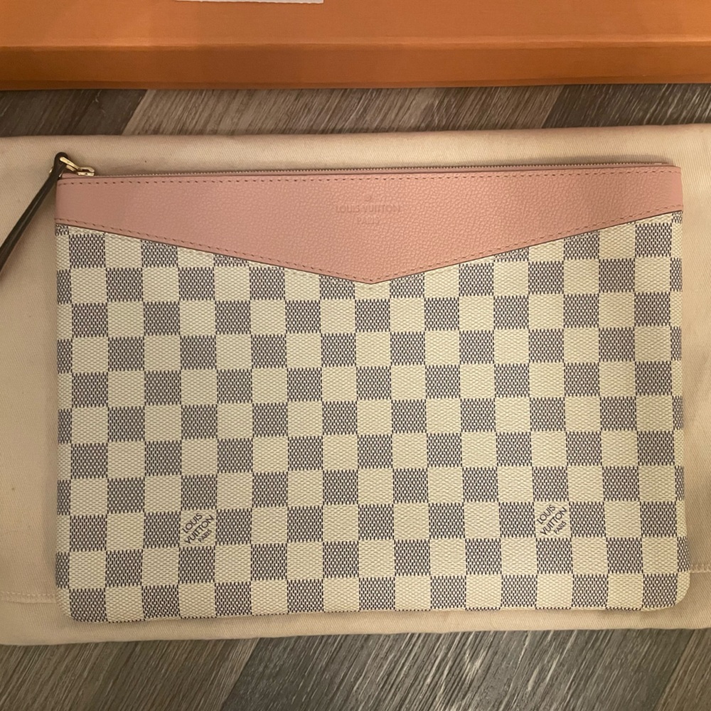 Louis Vuitton Daily Pouch - Picture 2 of 9
